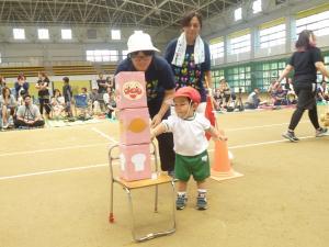 競技の中でアンパンチをする男の子